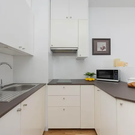 Climatic With Parking & Balcony Ideal For Business Travelers By Renters