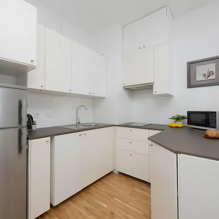 Climatic With Parking & Balcony Ideal For Business Travelers By Renters *