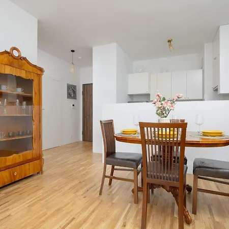 Climatic With Parking & Balcony Ideal For Business Travelers By Renters 아파트 *
