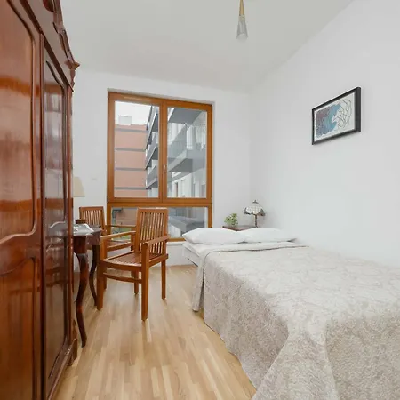 Climatic With Parking & Balcony Ideal For Business Travelers By Renters 바르샤바